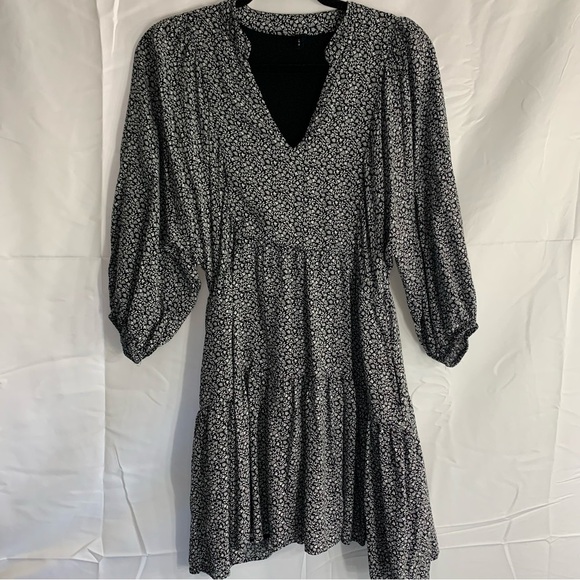 Staple the Label Chic Monochrome Floral V-Neck Smock Mini Dress, size XS - Picture 9 of 10